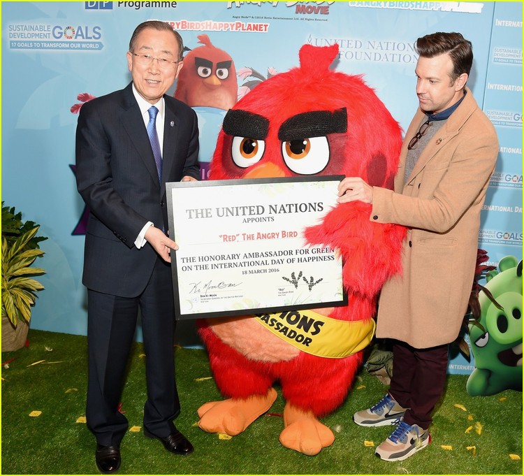 Former Secretary-General of the United Nations Ban Ki-moon (left) hands over a certificate for honorary ambassador for Green to Red and actor Daniel Jason Sudeikis who does Red’s voice last year  — justjared.com