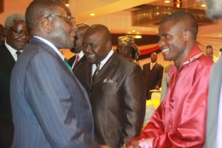 Kapfupi shakes hands with President Mugabe
