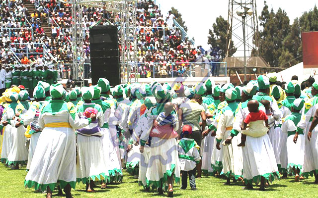 Jekenisheni congregants entertain the attendants. 