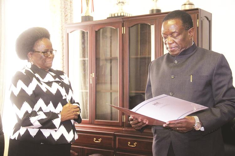 President Emmerson Mnangagwa reads a congratulatory message delivered to him by Botswana Minister of International Affairs and Cooperation Dr Pelonomi Venson-Moitoi, who paid him a courtesy call at his Munhumutapa offices yesterday. — (Picture by Kudakwashe Hunda)