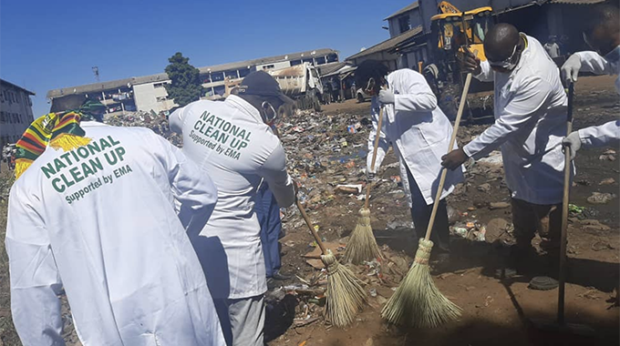Zanu pf yputh league in Mbare clean up campaign