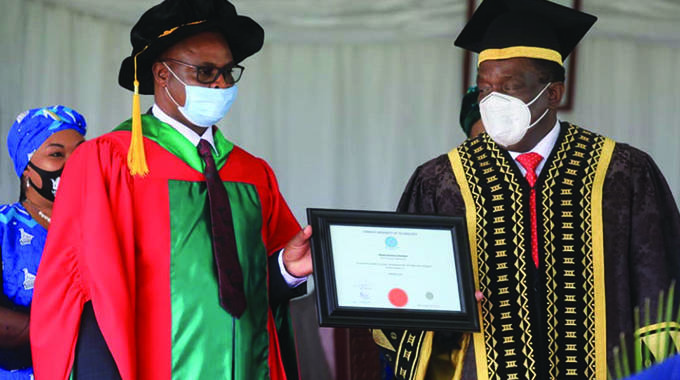 President caps 2 436 graduates at CUT