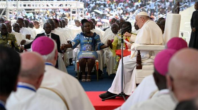 Pope challenges youths to shun graft