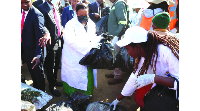 First Lady leads clean-up in Kuwadzana• . . . discourages burning plastics to save climate • . . . calls on youths to shun drugs