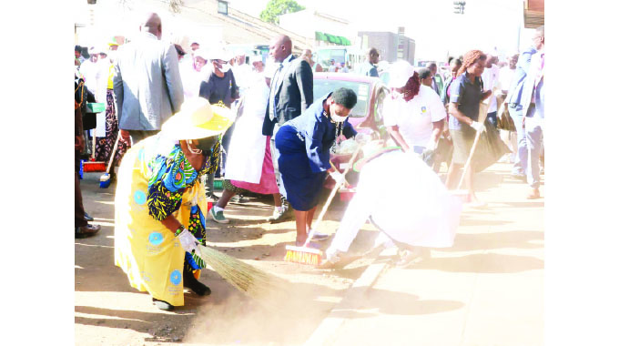 First Lady leads clean-up exercise in ce...